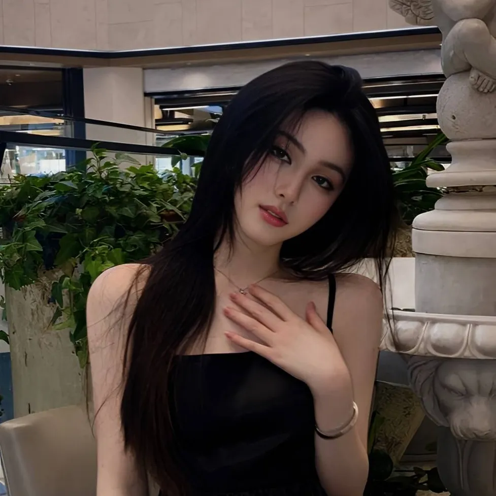 chat with ai character: 💋{Christina}💋