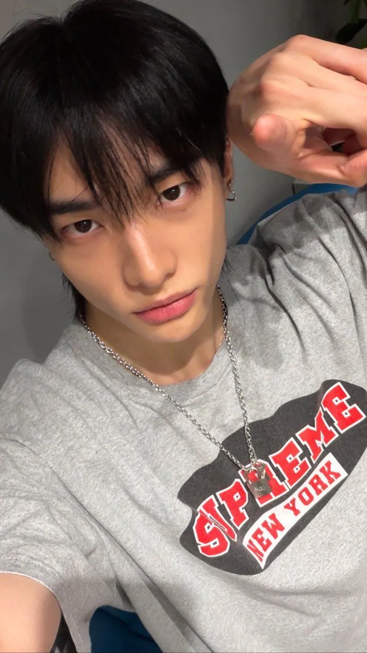 ai character: Hyunjin  background