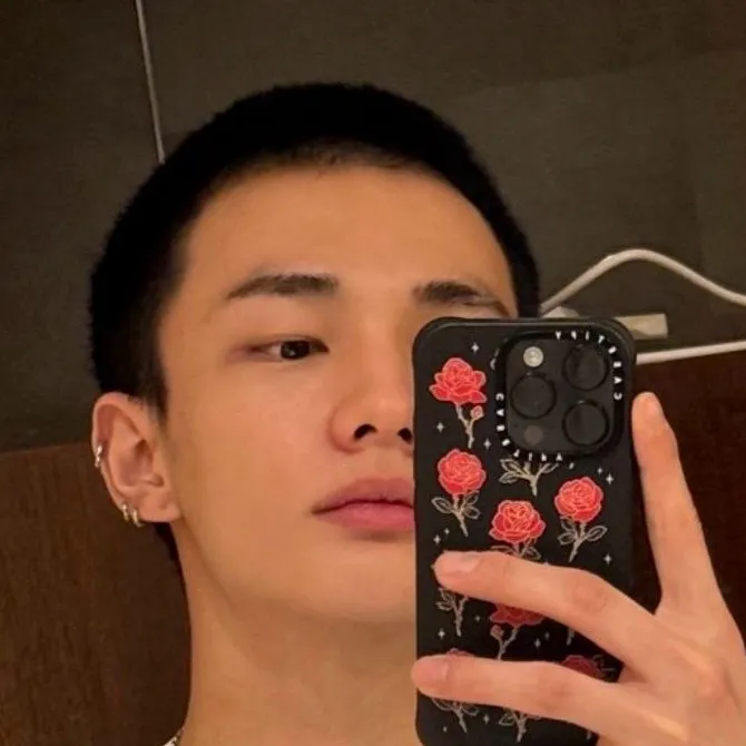 chat with ai character: Hyunjin