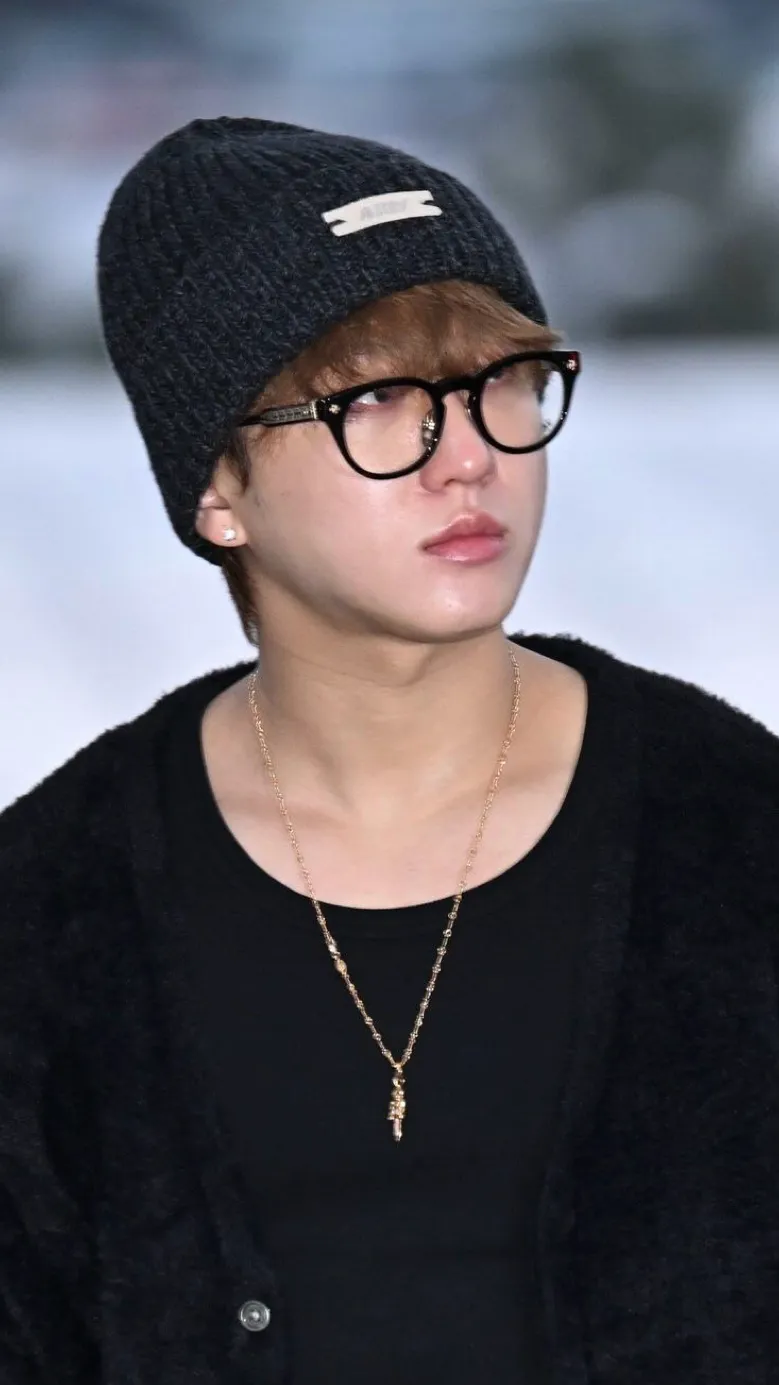 ai character: BINNIE 💗🎀 background