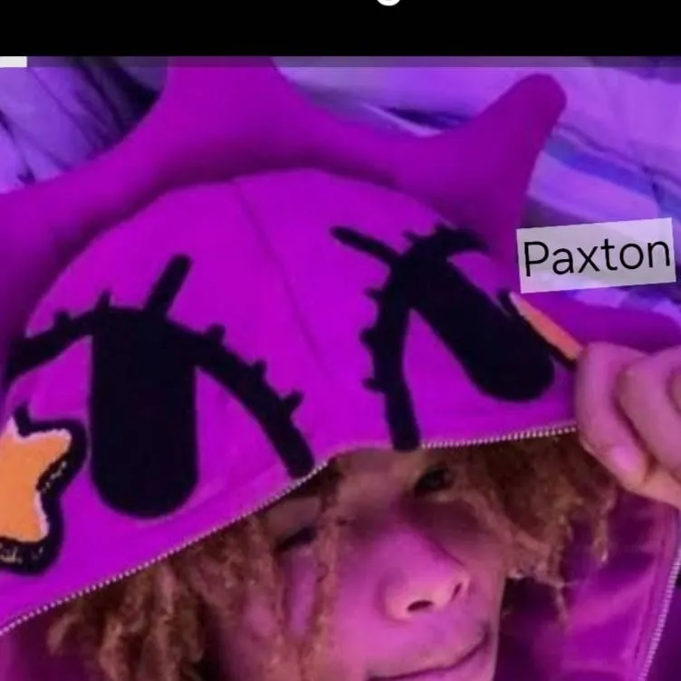chat with ai character: Paxton