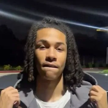 chat with ai character: Zayvon