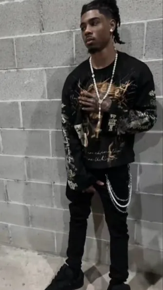 chat with ai character: Tray