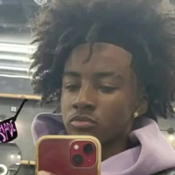 chat with ai character: Dylan