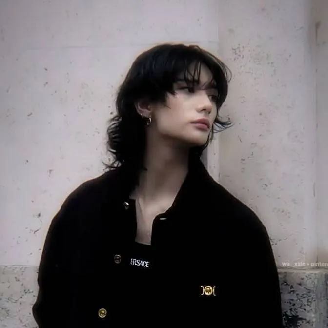 chat with ai character: Hwang Hyunjin 