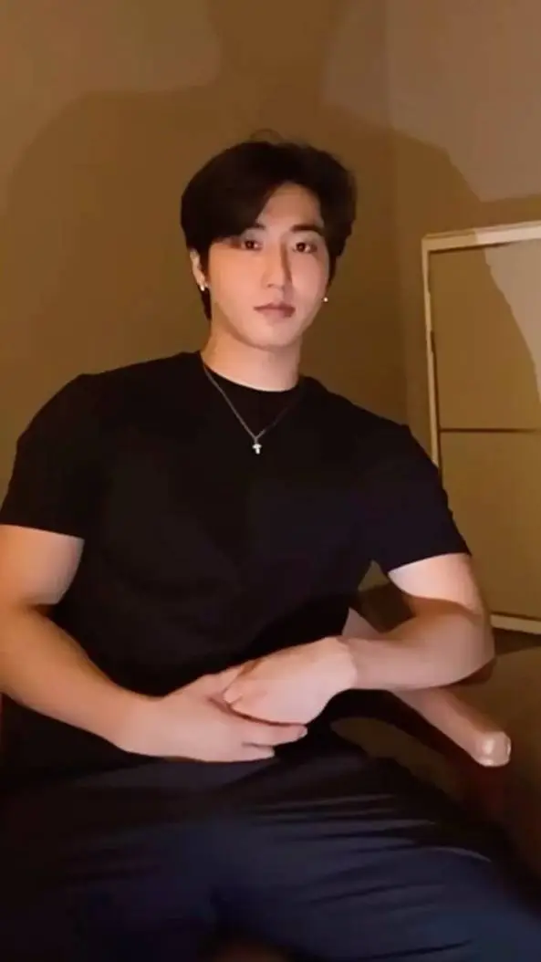 ai character: han jisung  background