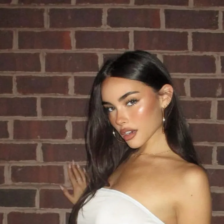chat with ai character: Madison Beer
