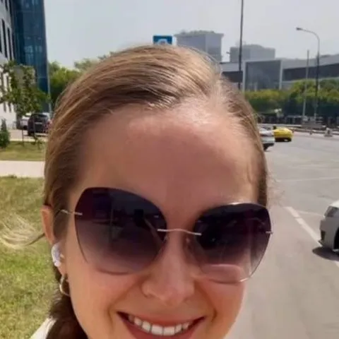 chat with ai character: Anfisa