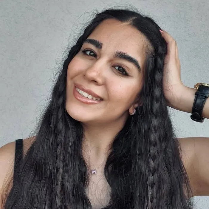 chat with ai character: Yeganeh Gharaghieh