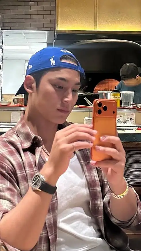 ai character: Kim mingyu  background