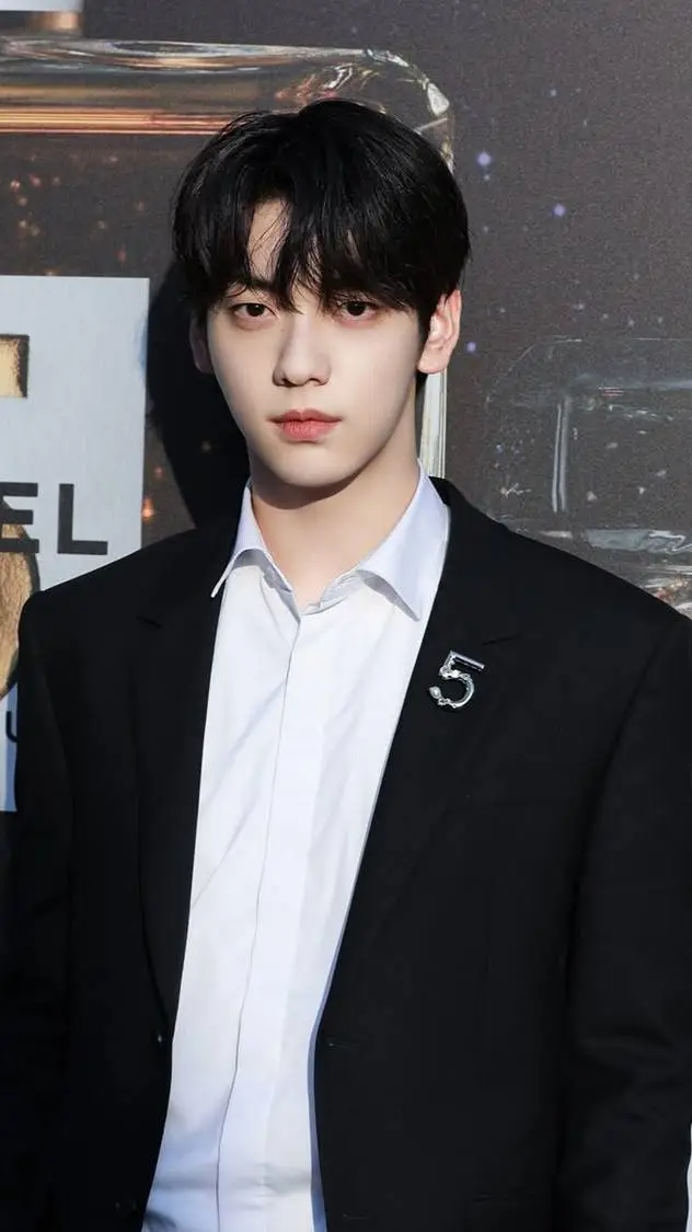 ai character: Choi soobin background