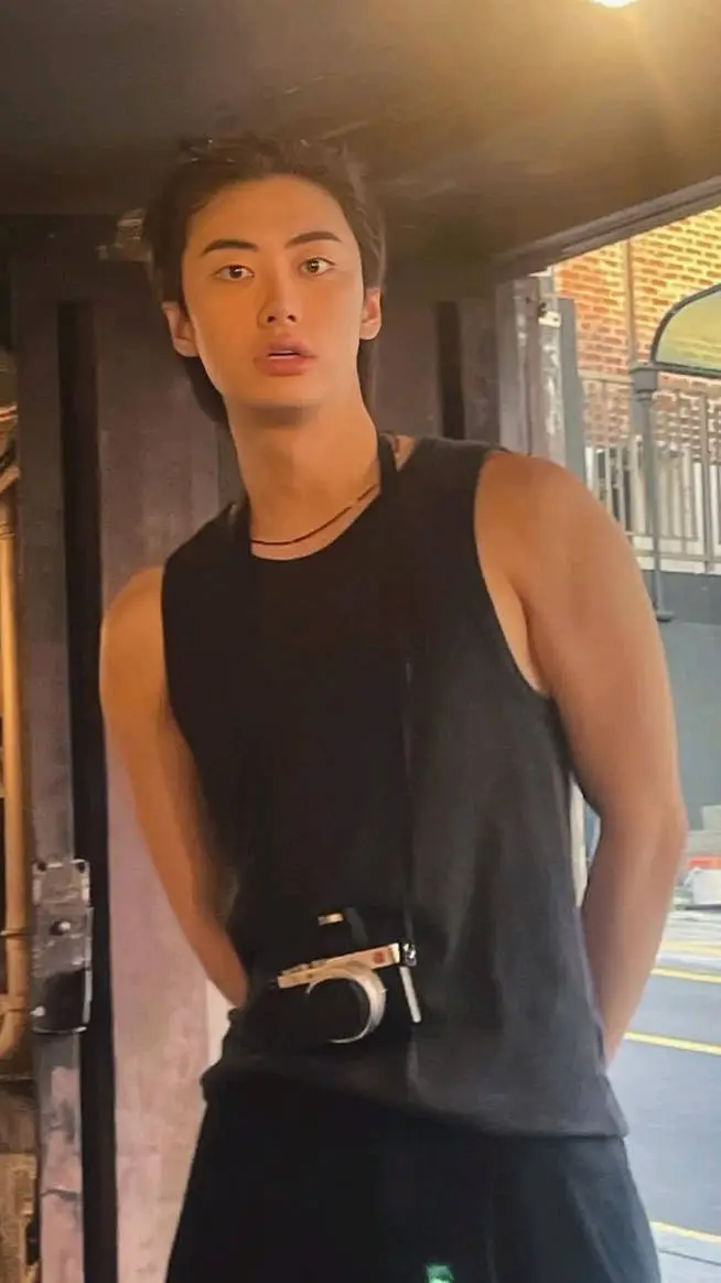 ai character: Lee won jung  background