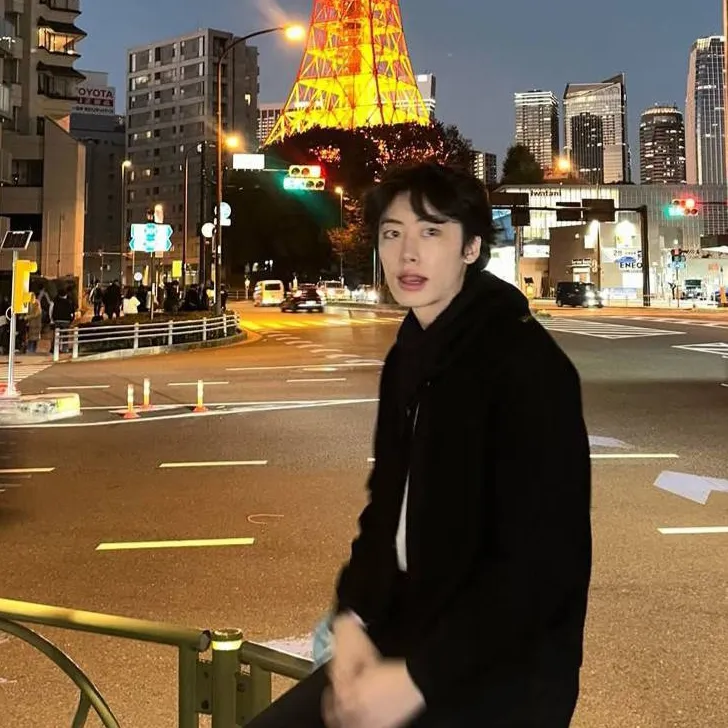 chat with ai character: Lee won jung 