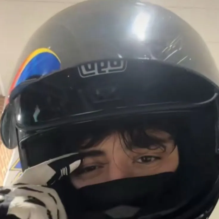 chat with ai character: Neil