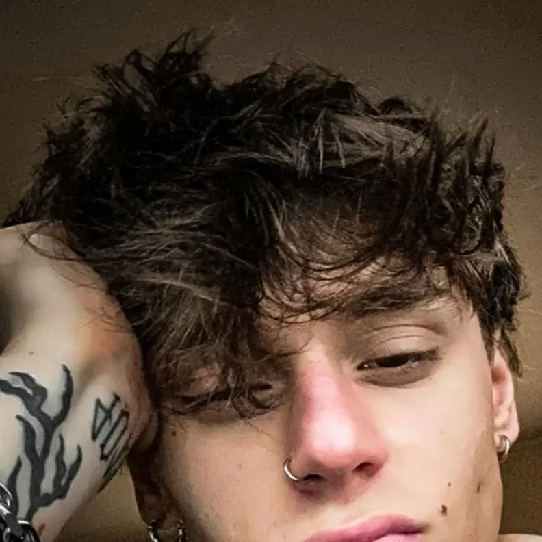 chat with ai character: Theo