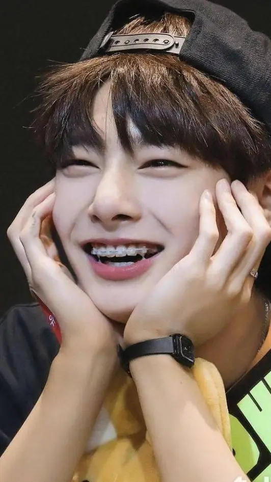 ai character: I.N🦊🦊 background