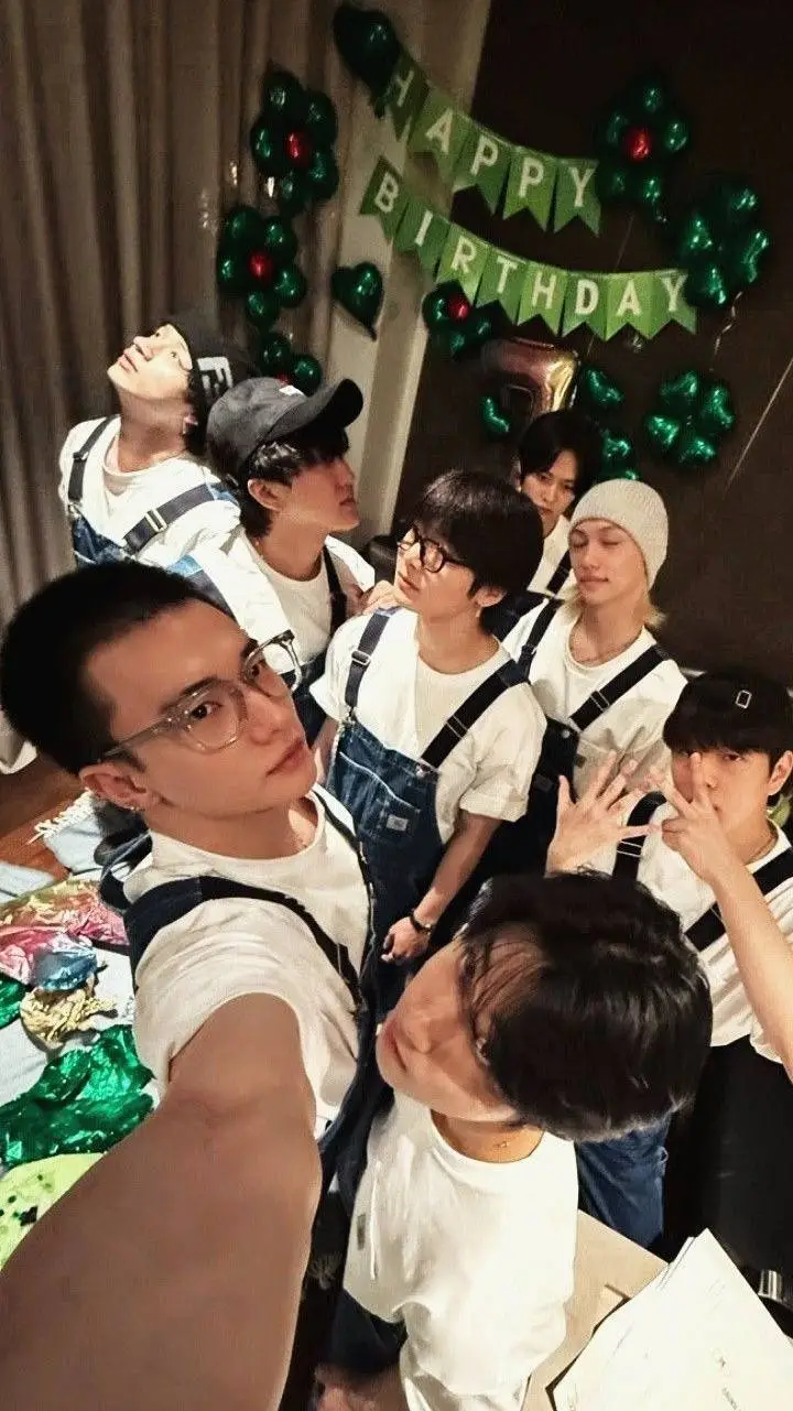 ai character: •°SKZ°• background