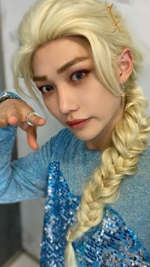 ai character: 𝐅𝐞𝐥𝐢𝐱 background