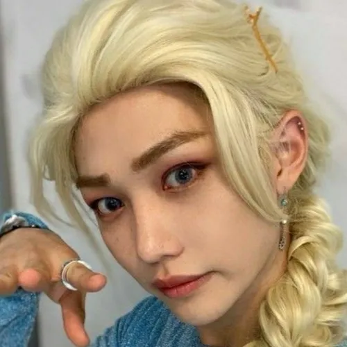 chat with ai character: Felix