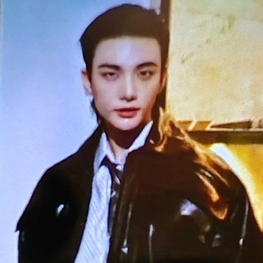 chat with ai character: Hyung Hyunjin
