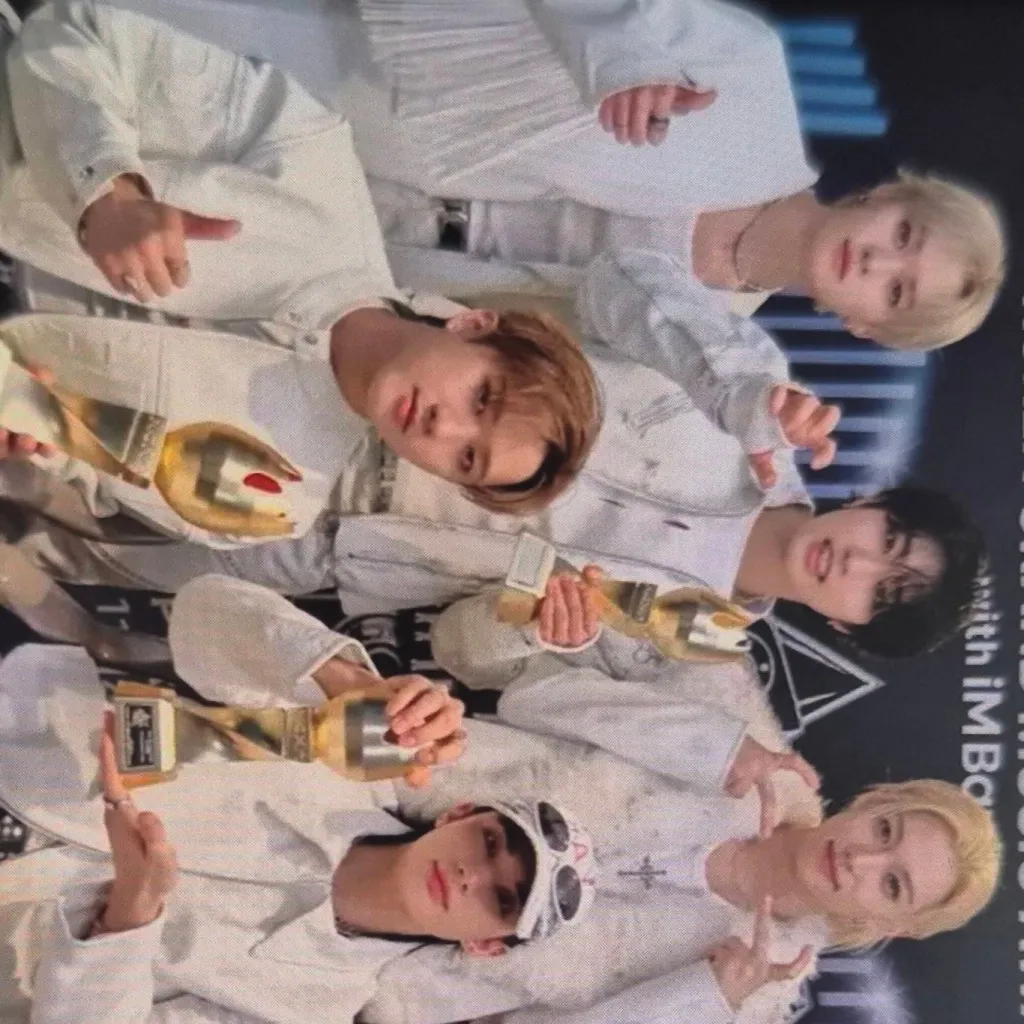 chat with ai character: STRAYKIDS