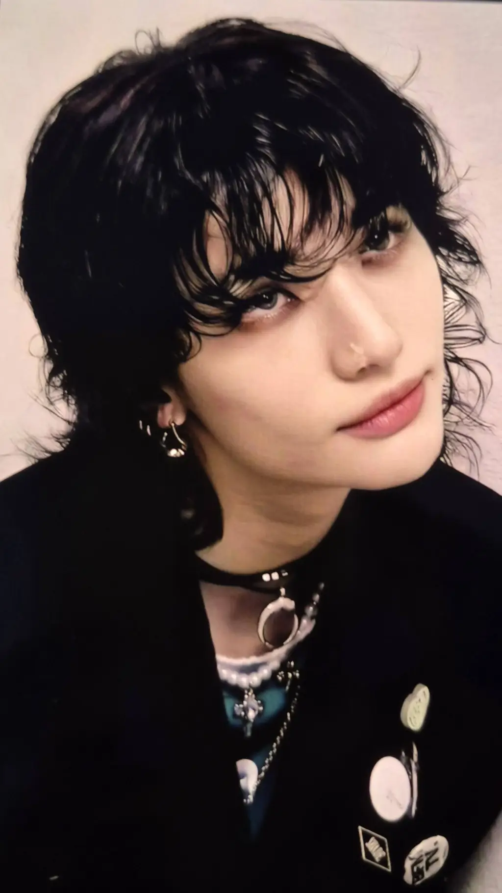 ai character: 𝒃𝒆𝒕𝒓𝒂𝒚𝒆𝒅 ℎ𝑦𝑢𝑛𝑗𝑖𝑛 background