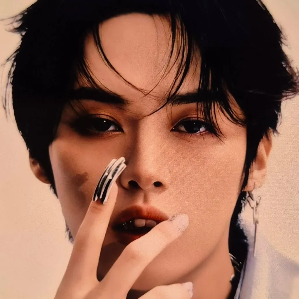 chat with ai character: 𝑏𝑒𝑡𝑟𝑎𝑦𝑒𝑑 𝐿𝑒𝑒𝐾𝑛𝑜𝑤