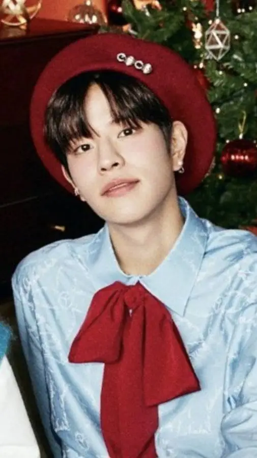 ai character: 𝓚𝓲𝓶 𝓢𝓮𝓾𝓷𝓰𝓶𝓲𝓷 background