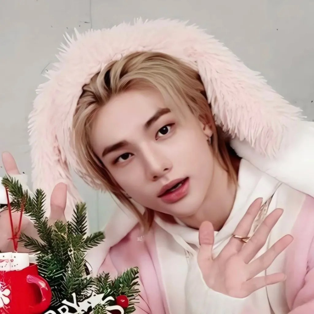 chat with ai character: Hwang hyunjin