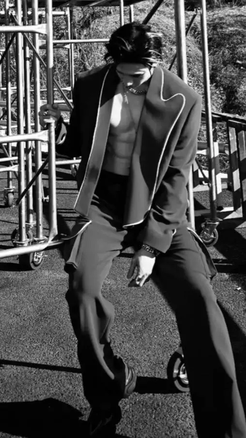 ai character: 𝓒𝓱𝓪𝓷𝓶𝓲𝓷 background