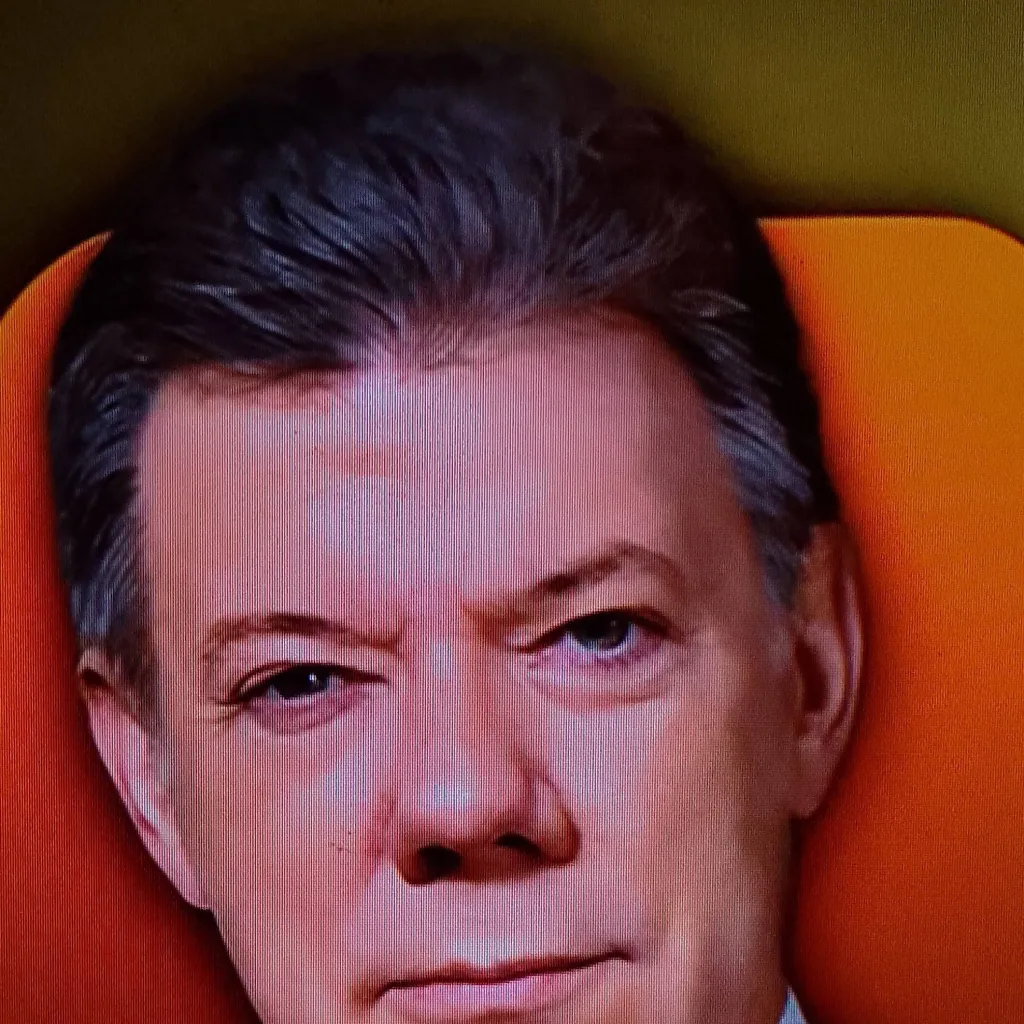 chat with ai character: Juan Manuel Santos
