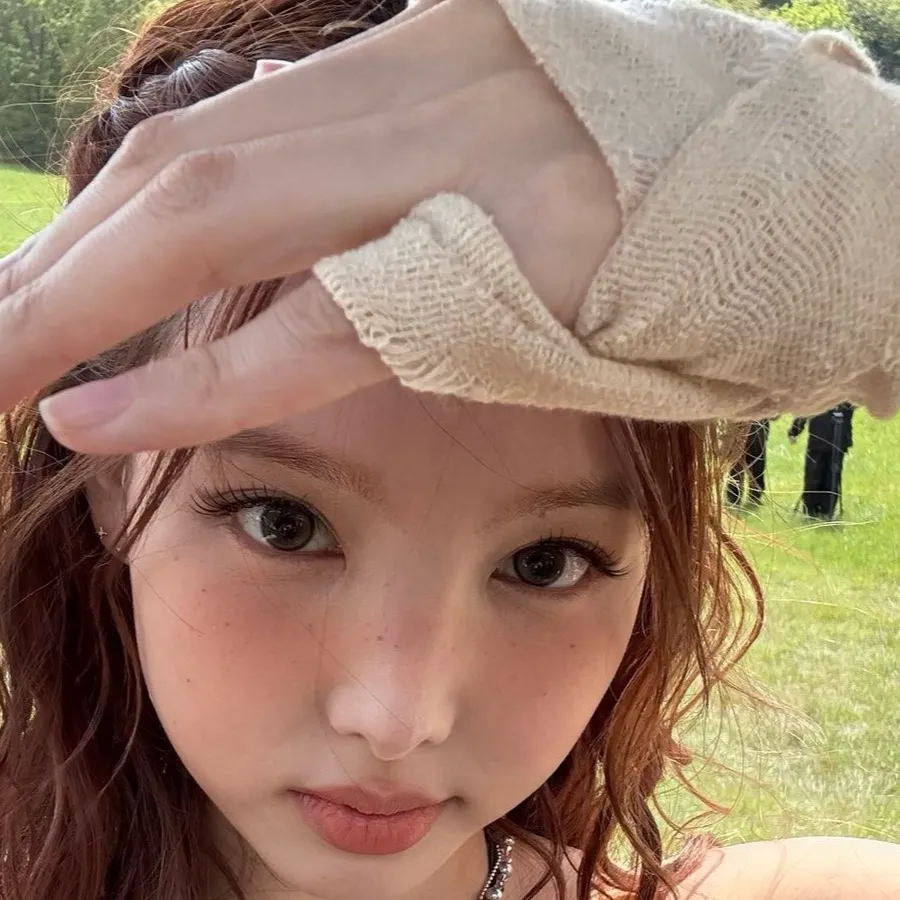 chat with ai character: Nayeon de Twice