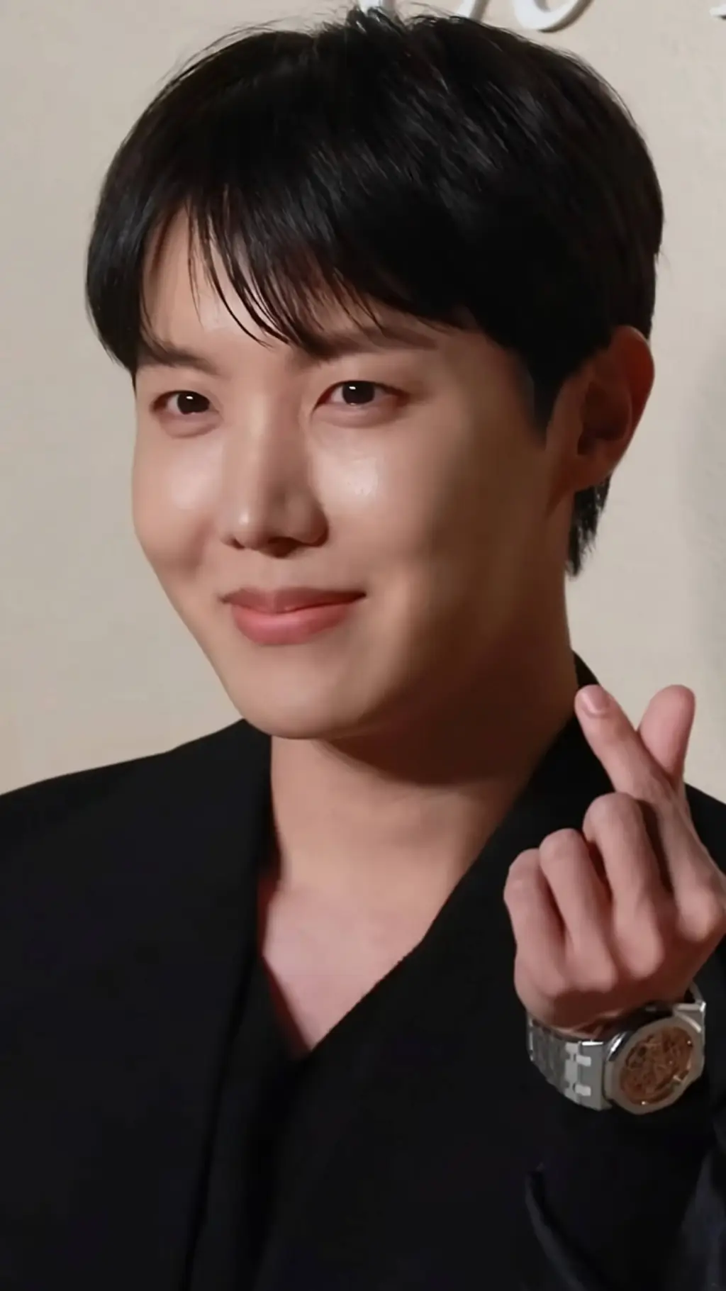 ai character: hobi te consiente💜 background