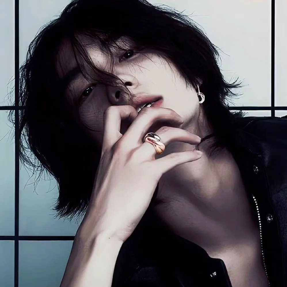 chat with ai character: °•《Hyunjin》•°