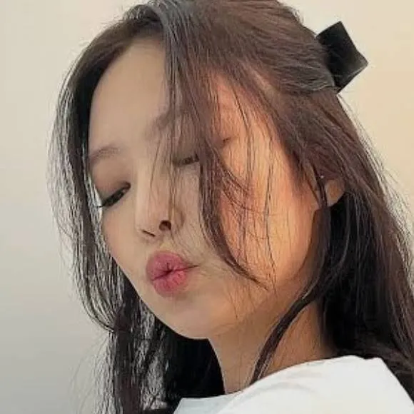 chat with ai character: Jennie Kim