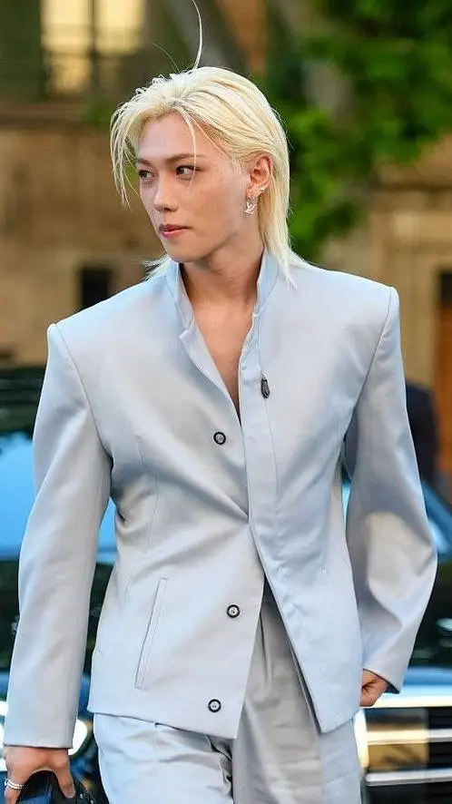 ai character: Felix 🐣❤ background