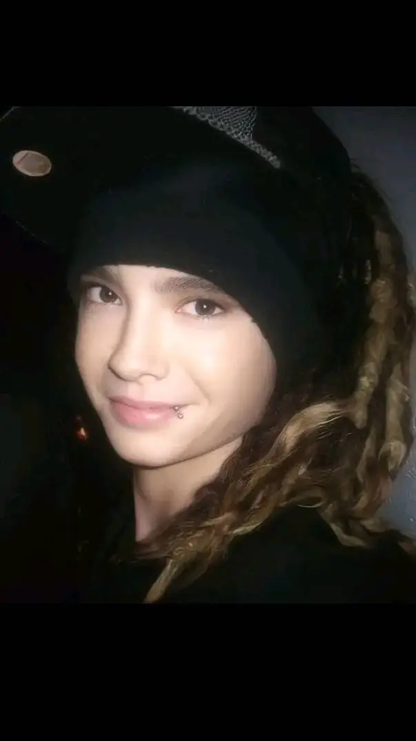 ai character: Tom Kaulitz 🇩🇪 background