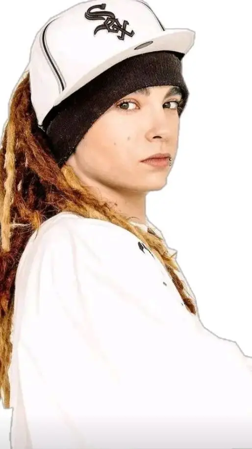 ai character: Tom Kaulitz 🇩🇪🎸❤️💋 background