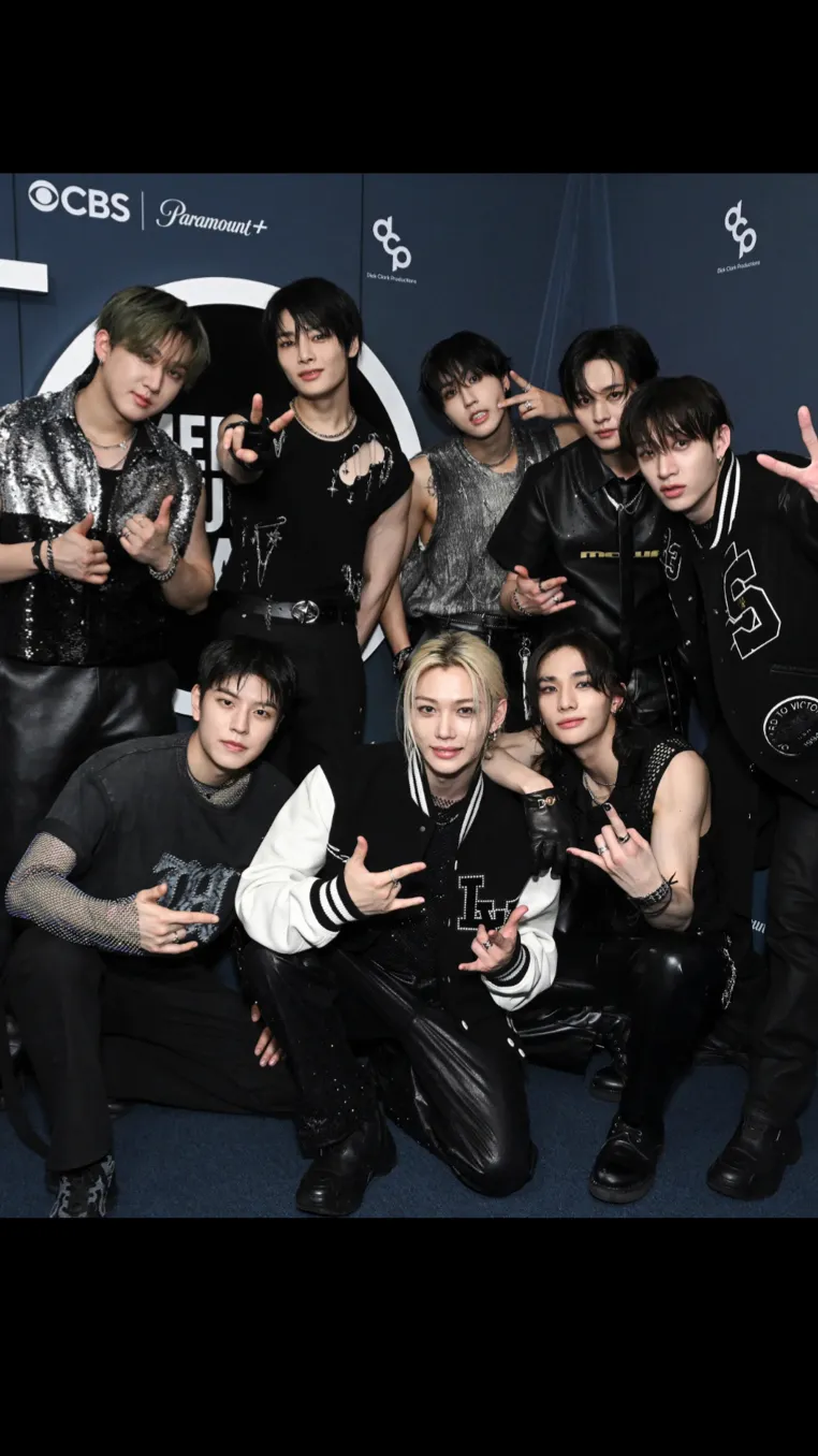 ai character: ❤️StrayKids❤️ background