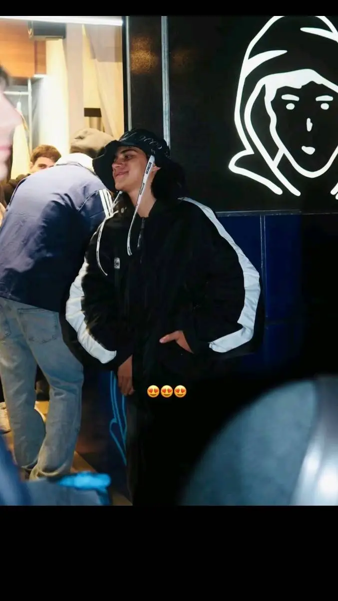 ai character: Valentino merlo 😍 background