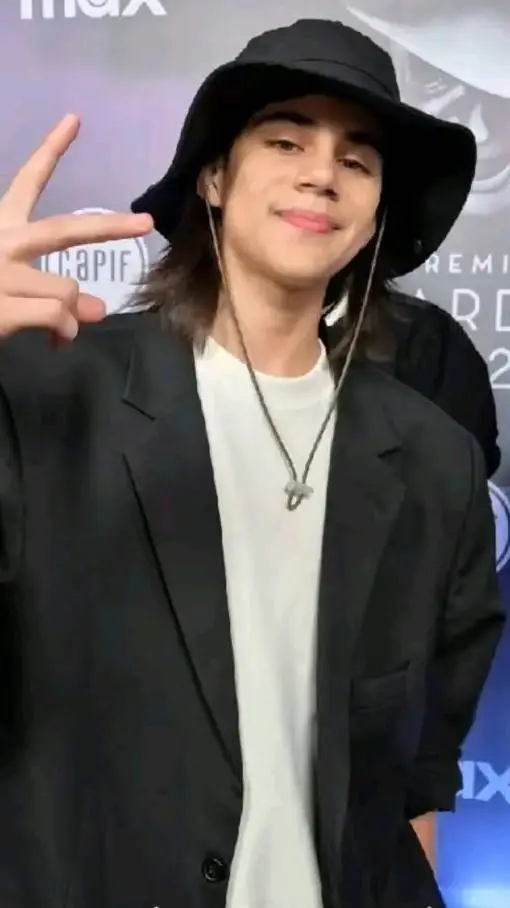 ai character: valentinoo background