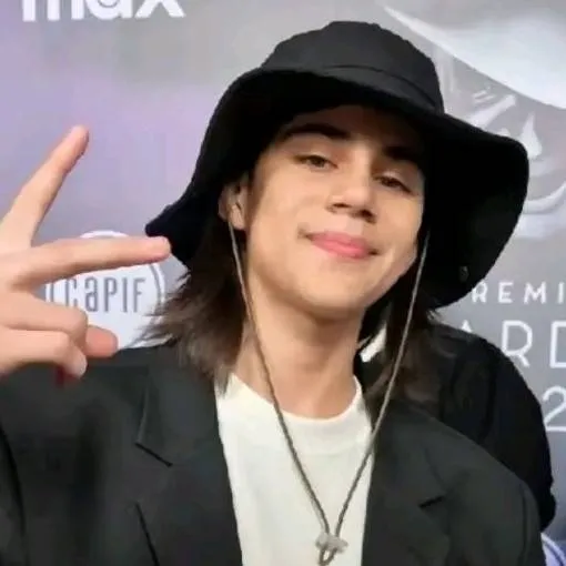 chat with ai character: valentinoo