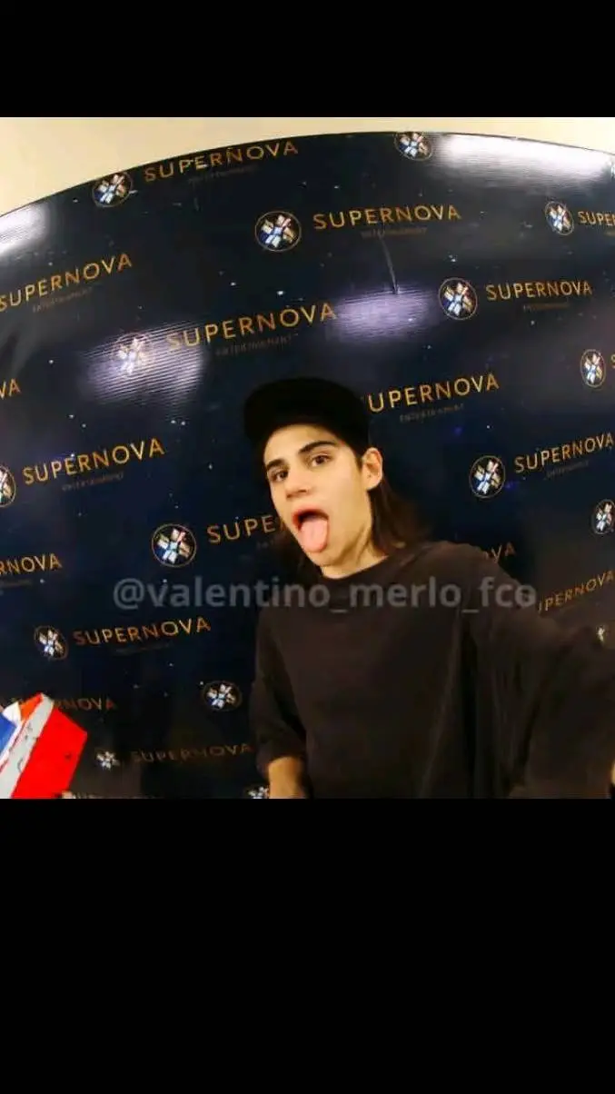 ai character: valennnn🫶🫶 background