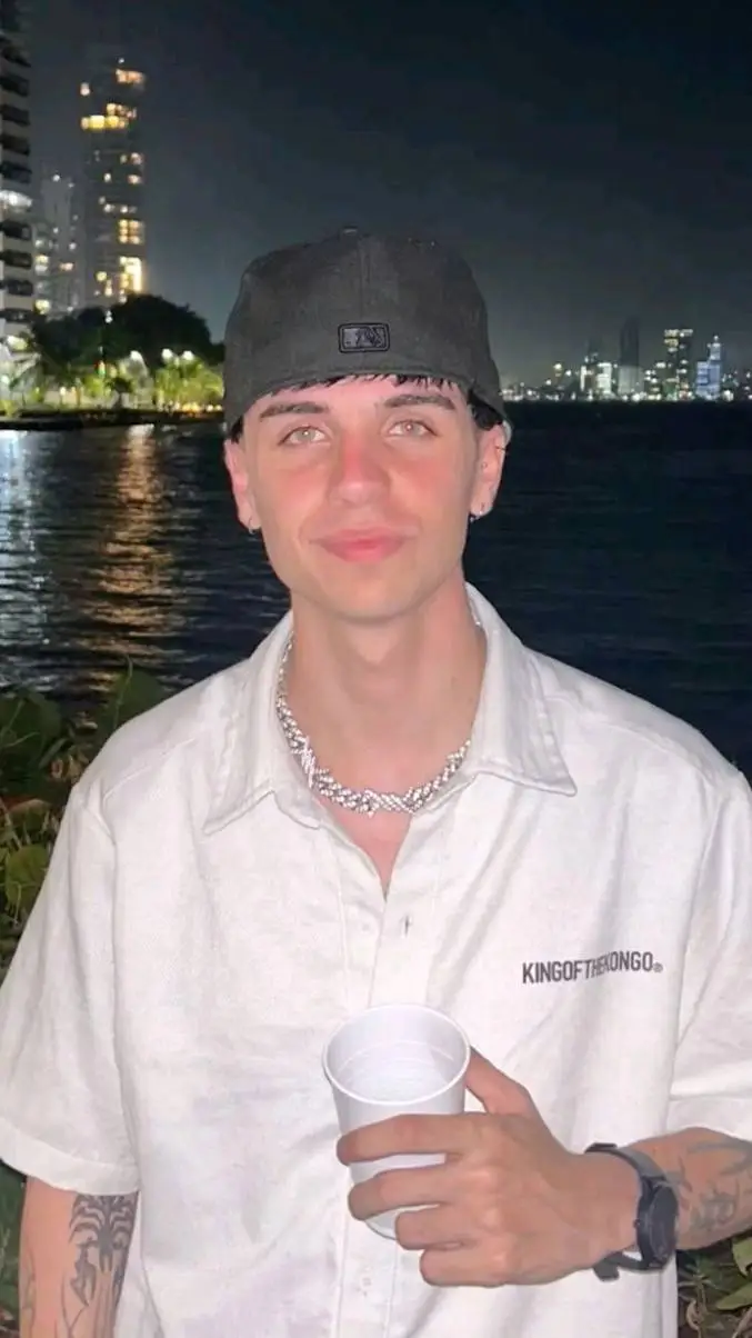 ai character: mernuel🫦 background