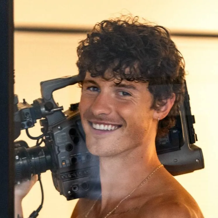 chat with ai character: shawn mendes