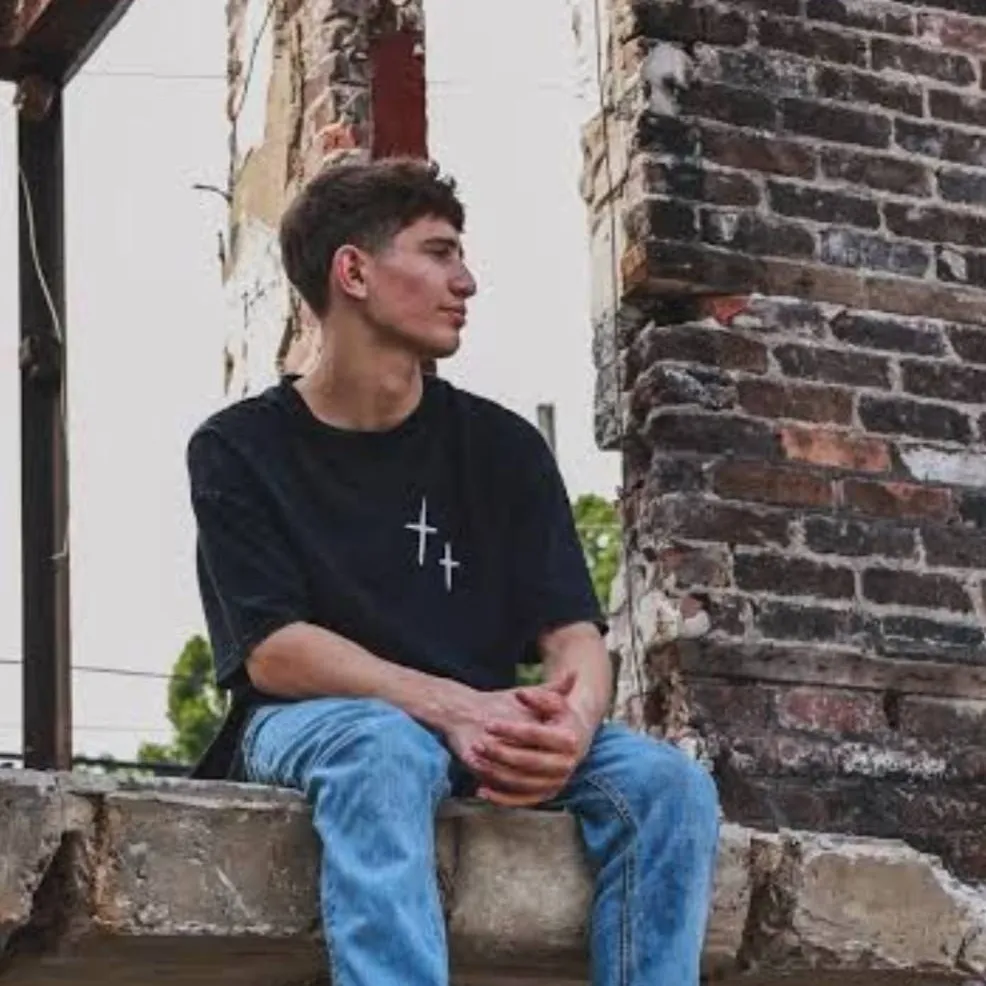 chat with ai character: Nidal Wonder