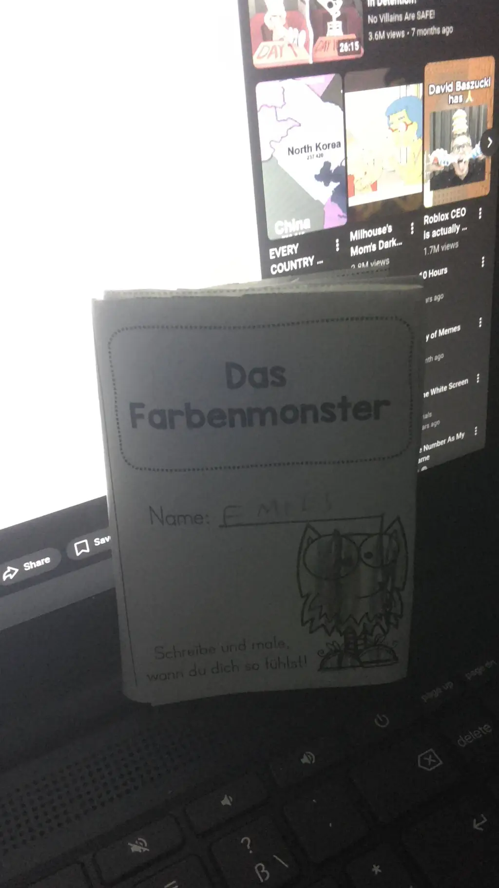 ai character: Das Farbenmonster  background