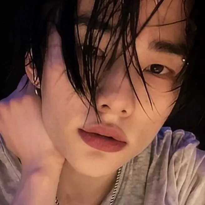 chat with ai character: Hyunjin