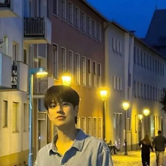 chat with ai character: Kim seungmin