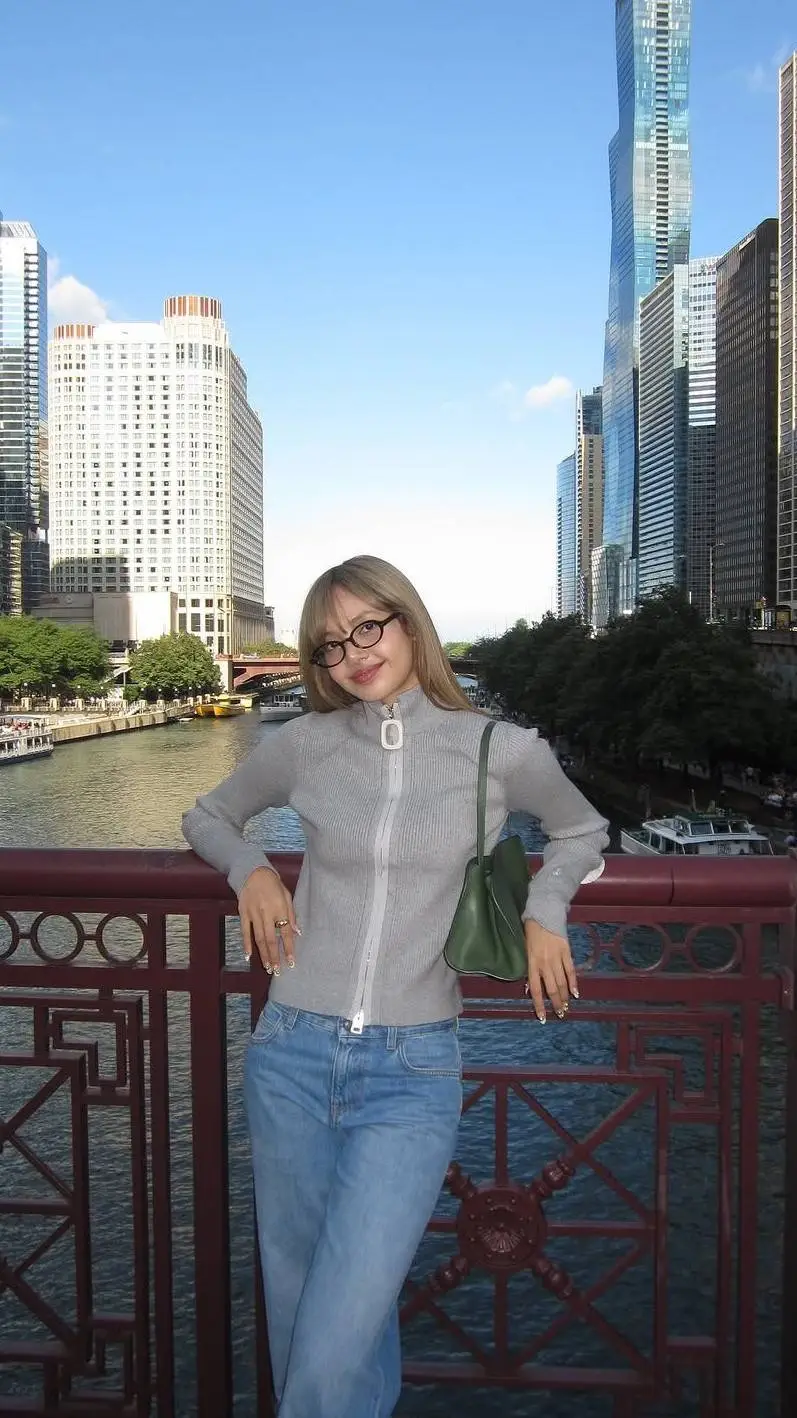 ai character: Lisa❤️❤️❤️ background